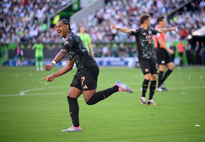 Serge Gnabry fagnar sigurmarki sínu gegn Wolfsburg.