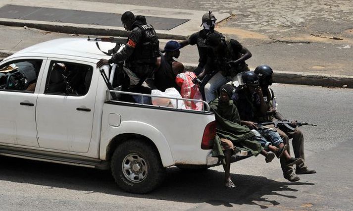 Liðsmenn Gbagbos Götur borgarinnar Abidjan voru að mestu auðar í gær fyrir utan liðsmenn forsetans sem neitar að láta af völdum. nordicphotos/AFP