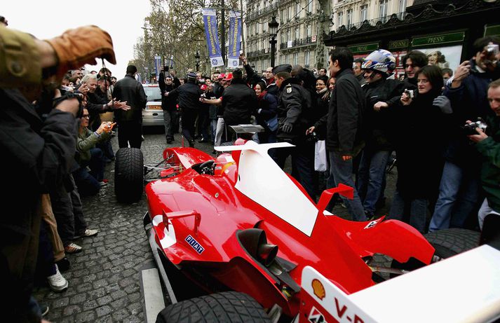 Ferrari hefur verið ekið um götur Parísar, en nú virðast litlar líkur á Formúlu 1 móti í París eins og til stóð.