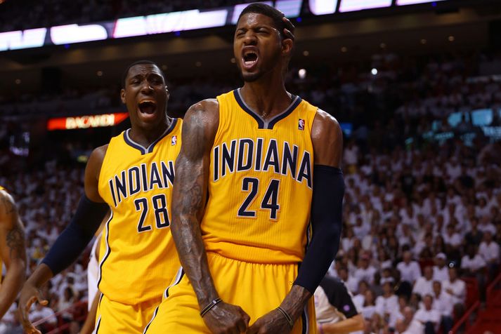 Leikmenn Indiana Pacers,  Ian Mahinmi og Paul George,  fagna hér í nótt.