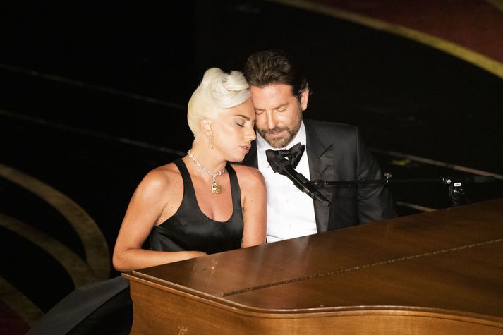 Mikil innlifun þykir einkenna frammistöðu Lady Gaga og Bradley Cooper þegar þau stíga saman á stokk. Hér eru þau á Óskarsverðlaunahátíðinni síðastliðinn febrúar.