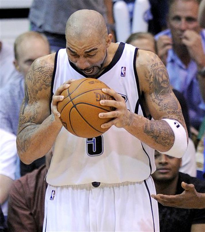 Carlos Boozer, ekki par sáttur.