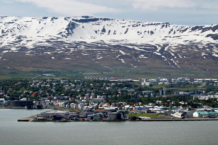 Uppákoman átti sér stað á þjóðveginum austan við Akureyri í hádeginu.