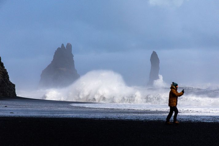 Reynisfjara er gríðarlega vinsæll ferðamannastaður en þar bíða jafnframt margar hættur.