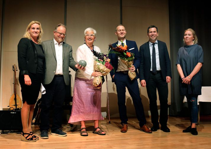 Frá afhendingu viðurkenninganna. Karen E. Halldórsdóttir, Daði Harðarson, Kristín Þorkelsdóttir, Ásgeir Ásgeirsson, Ármann Kr. Ólafsson og Auður Sigrúnardóttir.