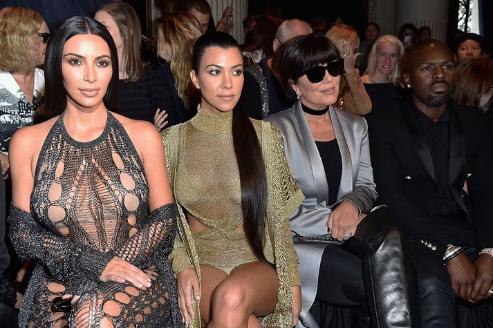 Kim Kardashian ásamt systur sinni Kourtney og móður sinni Kris í París þann 29. september.