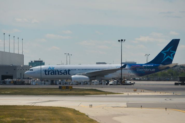 Um er að ræða tvær vélar frá kanadíska flugfélaginu Air Transat.