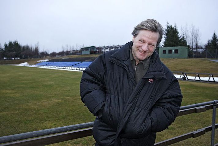 Björn Gíslason á Fylkisvellinum. Í bakgrunni er aðstaða fyrir áhorfendur eins og hún lítur út í dag.fréttablaðið/valli