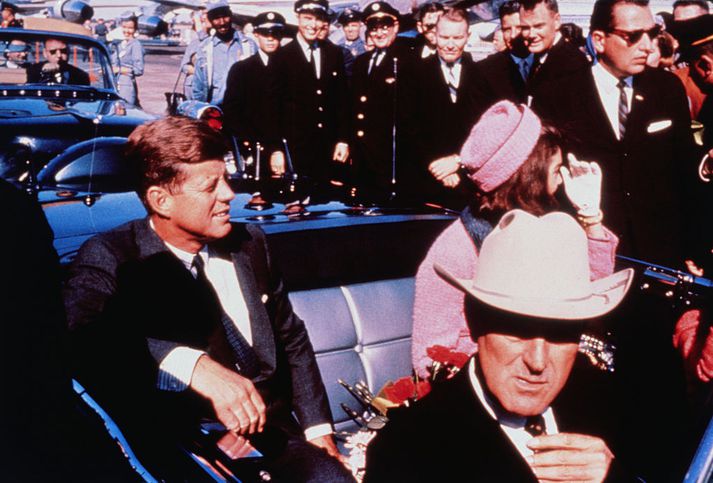 John og Jackie Kennedy í örlagaríkri bílferð í Dallas í Texas 22. nóvember árið 1963, þar sem hann var myrtur.