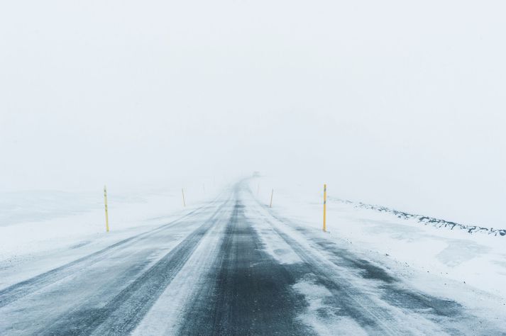 Helst má reikna með vetrarfærð á Mývatns- og Möðrudalsöræfum, Fjarðarheiði, Öxi og jafnvel einnig Fagradal.