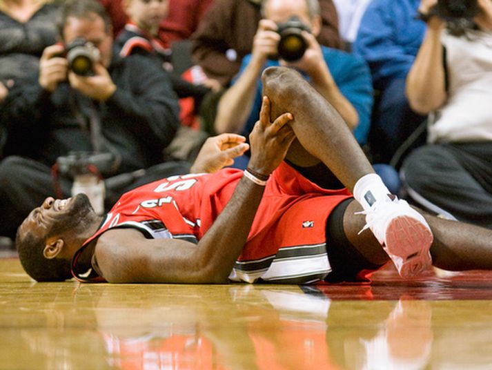 Greg Oden, miðherji Portland Trail Blazers, sést hér liggja kvalinn í gólfinu.