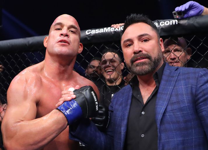 De la Hoya ásamt Tito Ortiz eftir að Ortiz hafði rotað Chuck Liddell.