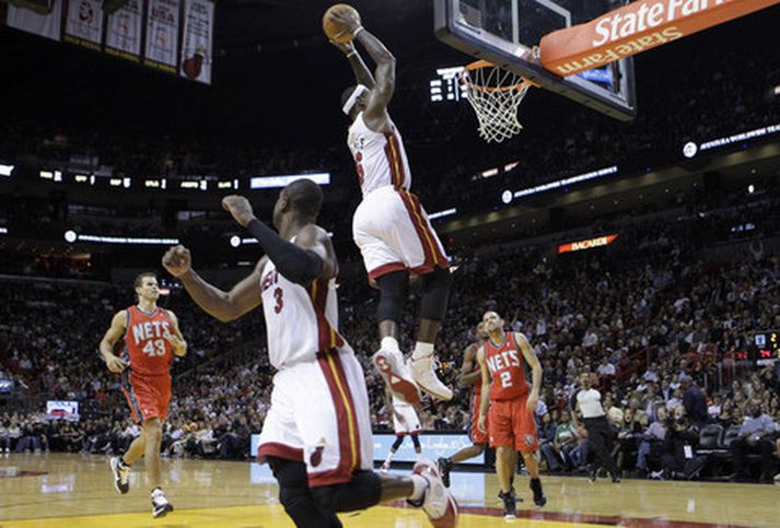 LeBron James setur niður alley-oop troðslu í nótt.