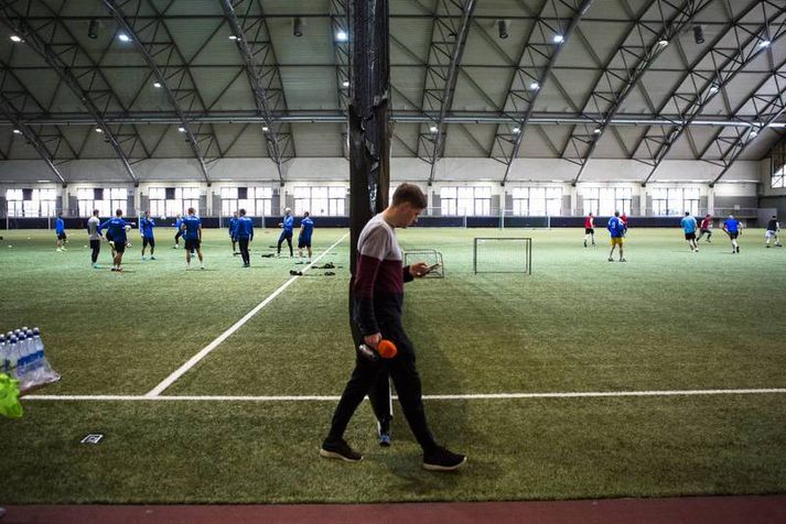 Skipt í tvennt. Atvinnumenn vinstra megin og áhugamenn hægra megin. Svo einn leikmaður úr 2. deild sem skorar lítið í miðjunni.