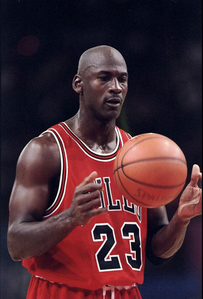 Michael Jordan sem á árum áður var besti körfuboltamaður heims mætti óvænt á æfingu NBA liðsins Charlotte Bobcats í gær.