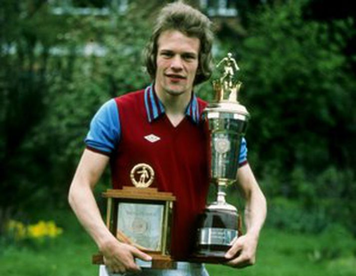 Andy Gray var fyrsti leikmaðurinn til að vera valinn besti ungi leikmaðurinn og besti leikmaðurinn á sama tímabili