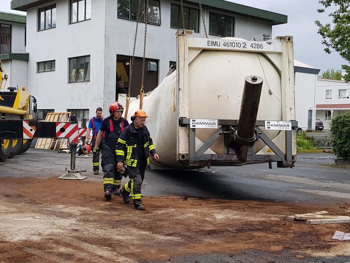 Tankurinn er þrjátíu tonn. Ekkert hveiti fór á jörðina við veltuna en töluvert af glussa.