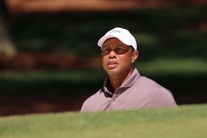 Tiger Woods með augun á boltanum.