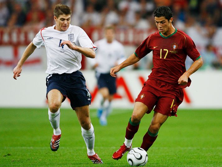 Cristiano Ronaldo með Steven Gerrard á hælunum.