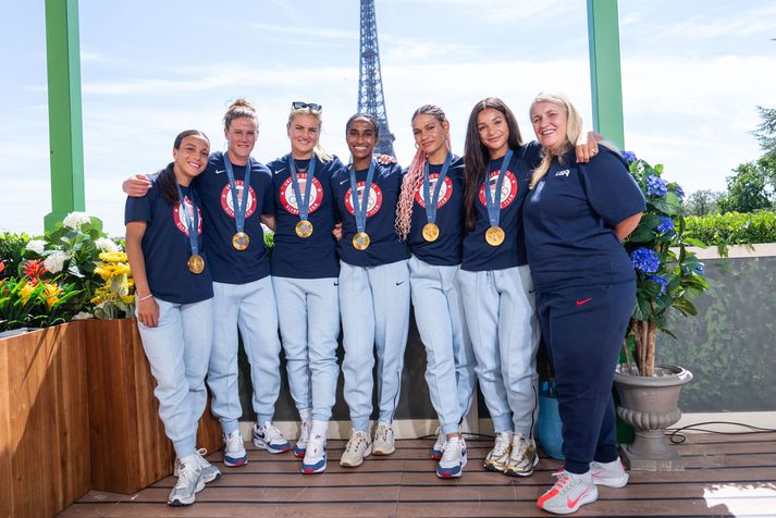 Emma Hayes fagnar hér Ólympíugullinu með leikmönnum sinum Mallory Swanson, Alyssu Naeher, Lindsey Horan, Naomi Girma, Trinity Rodman og Sophiu Smith.