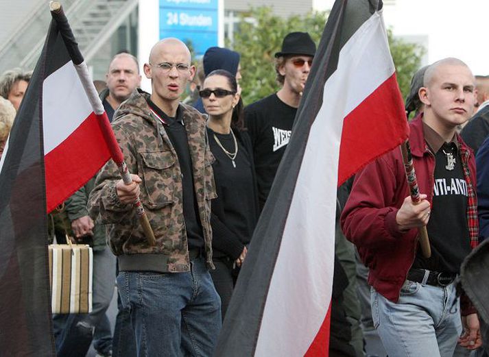 Mótmæli nýnasista í Berlín Þeir lýstu stuðningi sínum við rokksöngvarann Michael Regener, sem situr í fangelsi fyrir að hvetja til kynþáttahaturs og ofbeldis.