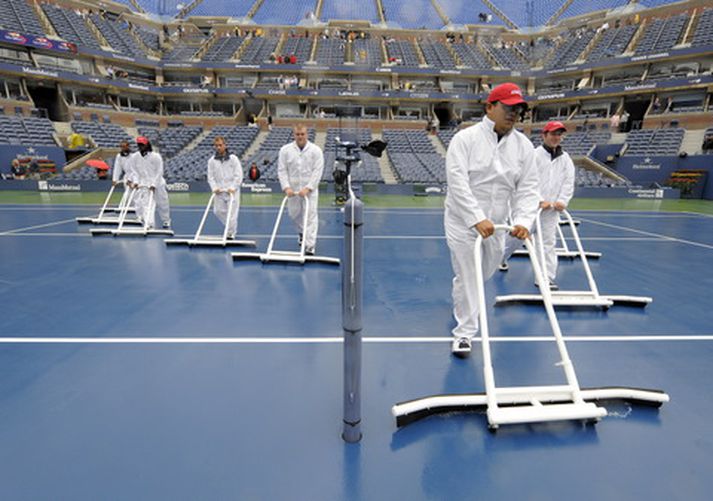 Hætta þurfti við keppni á opna bandaríska meistaramótinu í tennis í dag vegna rigningar.