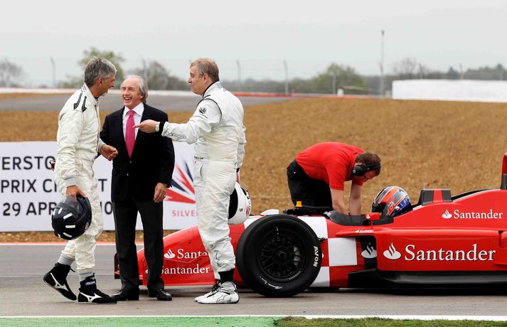 Damon Hill, Jackie Stewart og prins Andrew ræða málin á Silverstone í dag, en Hill keyrði prinsinn um brautina í tveggja sæta kappakstursbíl.