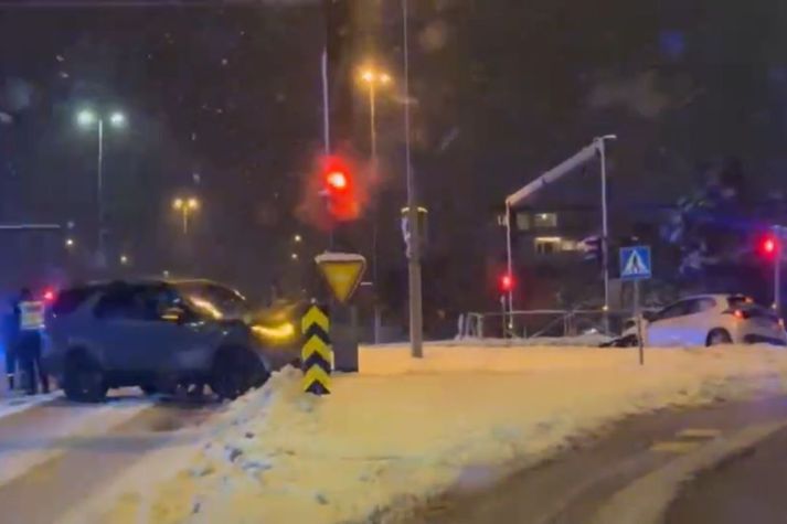 Grár jeppi og hvítur smábíll lentu í árekstri á gatnamótum Miklubrautar og Kringlumýrarbrautar.