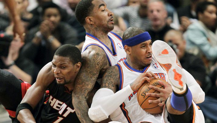 Chris Bosh, JR Smith og Carmelo Anthony í baráttunni í nótt.