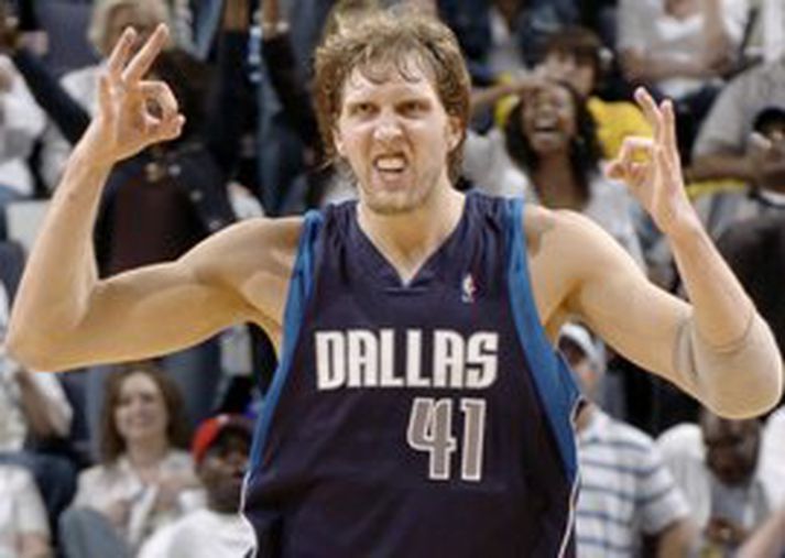 Dirk Nowitzki og félagar í Dallas eru ekki á því að tapa aftur á heimavelli sínum í kvöld