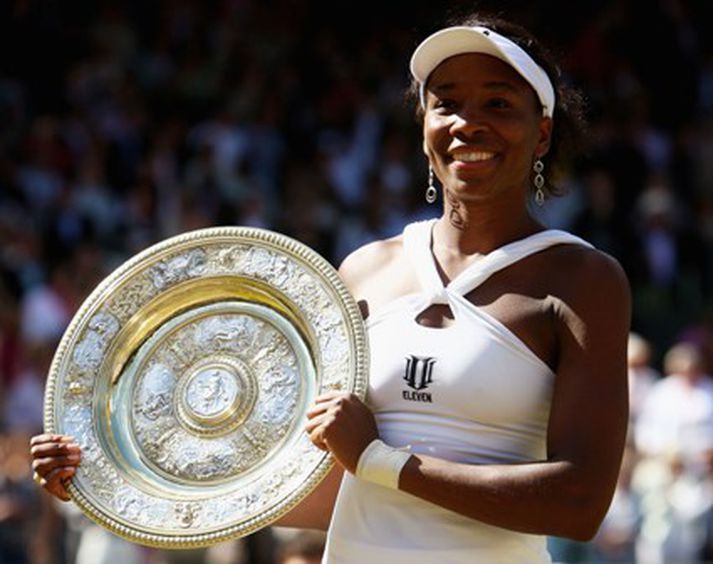 Venus Williams tekur á móti verðlaunum sínum í dag