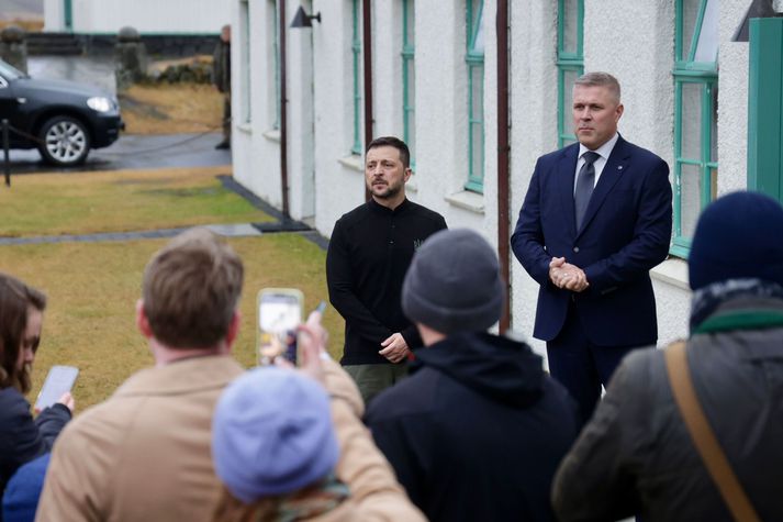 Selenskíj og Bjarni fyrir utan ráðherrabústaðinn á Þingvöllum í dag. Fjölmiðlaskarinn fylgist með þeim.