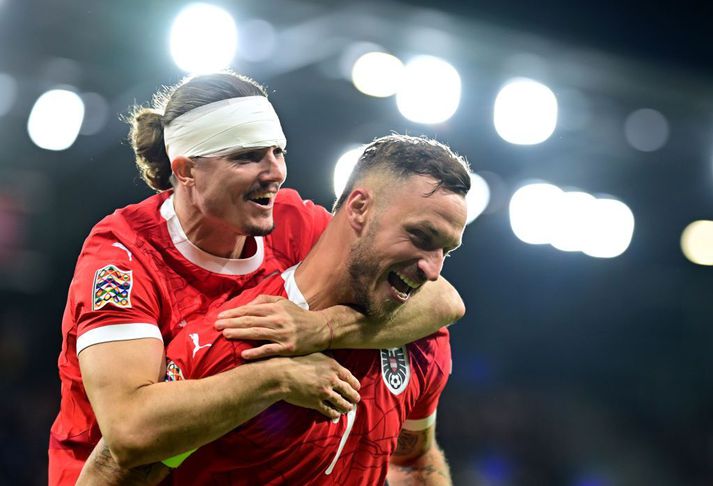 Marcel Sabitzer og Marko Arnautovic fagna marki þess síðarnefnda gegn Noregi í kvöld.