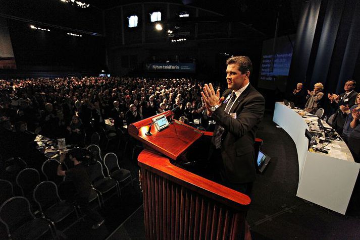 Bjarni Benediktsson, formaður Sjálfstæðisflokksins, í pontu á landsfundi árið 2011. Árið áður bauð Pétur Blöndal sig óvænt fram gegn sitjandi formanni. Í fyrra laut svo Hanna Birna Kristjándóttir í lægra haldi fyrir Bjarna.l