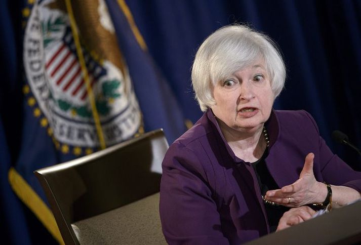 Janet Yellen birti þingnefnd skýrslu sína í gær. Hún varar við afskiptum stjórnmálamanna af seðlabankanum.