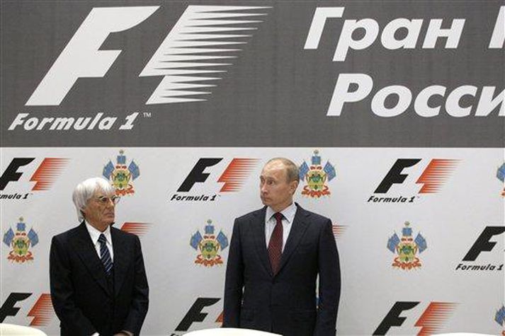 Bernie Ecclestone og Vladimir Putin á fréttamannfundi vegna Formúlu 1 samningsins í dag.