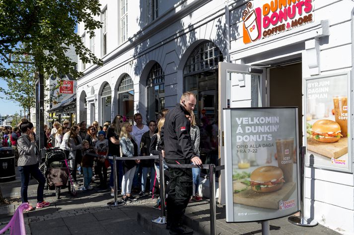 Fyrsti staður Dunkin' Donuts opnaði í ágúst 2015.