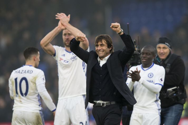 Antonio Conte fagnar síðasta sigri Chelsea.