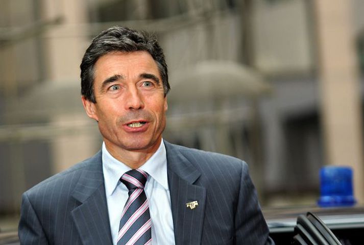 Anders Fogh Rasmussen forsætisráðherra danmerkur Anders Fogh segir það hættulega blöndu að vísa oft til guðs í opinberum ræðum. Ummæli hans þykja stinga mjög í stúf við afstöðu Tony Blair og George W. Bush sem báðir vinta óspart í guð í tenglsum við eigin ákvarðanir í stjórnmálum.