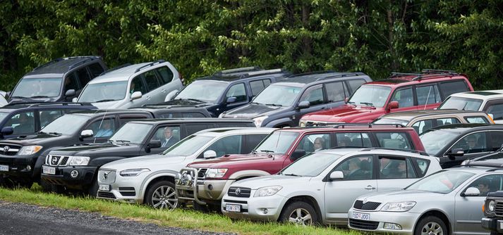 Þegar stórar útfarir eru frá Stórólfshvolskirkju sitja gestir í sparifötunum og hlusta á athöfnina í bílaútvörpum eins reyndin var fyrir tí dögum..