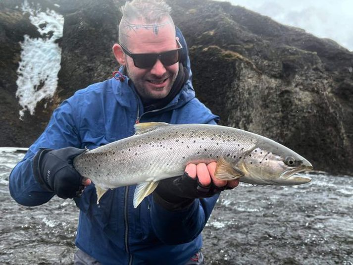 Björn með hoplax í Leirvogsá en vorveiðin í ánni fer vel af stað