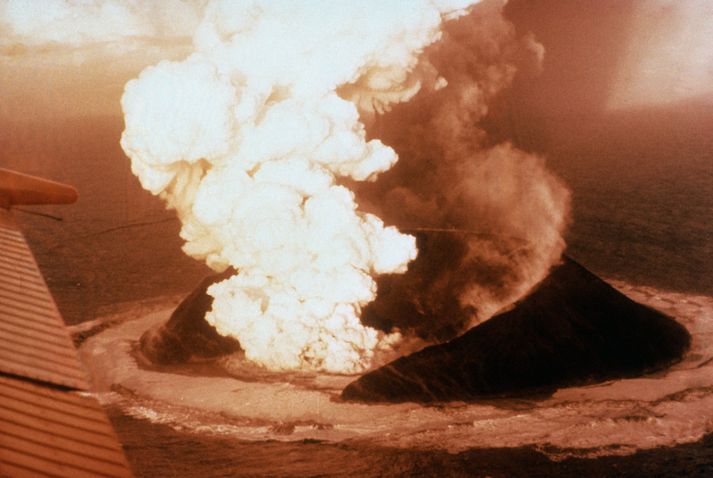 Surtsey myndaðist í neðansjávargosi í nóvember 1963, þar sem fyrir var um 130 m sjávardýpi. Framan af, meðan sjór komst í gíginn, tókust á vatn og glóandi hraunbráð með miklum sprengingum sem mynduðu gosösku og gjall.