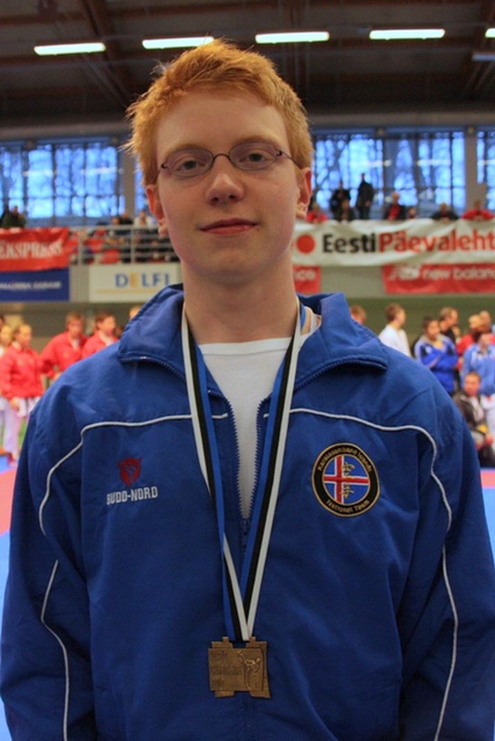 Jóhannes með verðlaun sín.