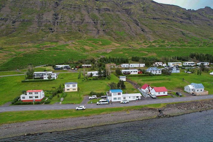 Mikil sorg ríkir í Neskaupsstað eftir að hjón fundust látin á heimili sínu. Norðfirðingur á fimmtugsaldri er grunaður um manndráp.