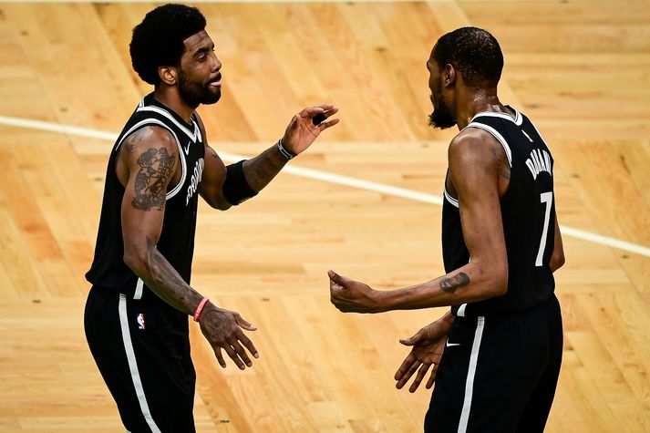 Kyrie Irving með Kevin Durant en spilað nú loksins saman á heimavelli í næsta leik Brooklyn Nets.