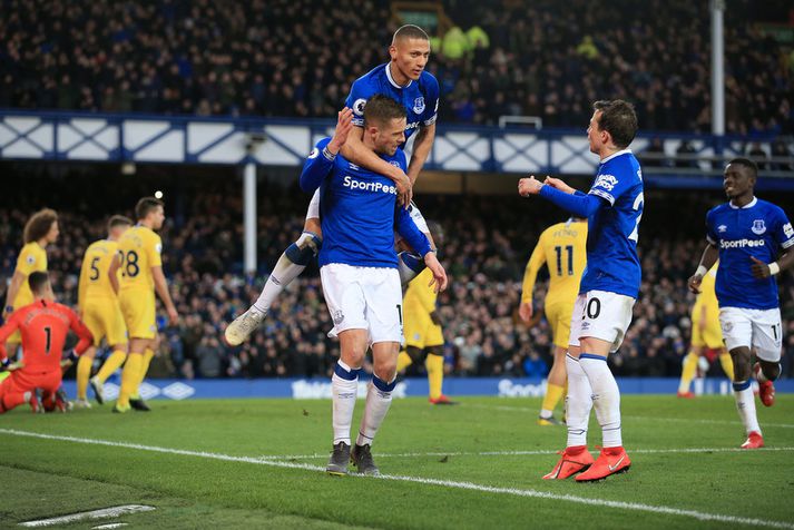 Richarlison fagnar marki Gylfa Þórs Sigurðssonar með því að stökkva upp á bak hans.