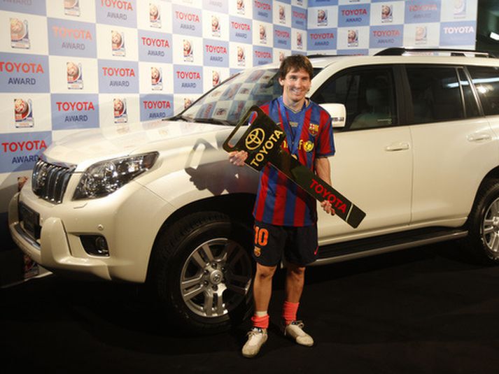 Lionel Messi fékk Toyota-jeppa fyrir að vera besti leikmaðurinn í Heimsmeistarakeppni félagsliða.