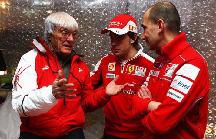 Bernie Ecclestone og Fernando Alonso hjá Ferrari sem vann síðasta mót ásamt Claudio Domenicali hjá Ducati.