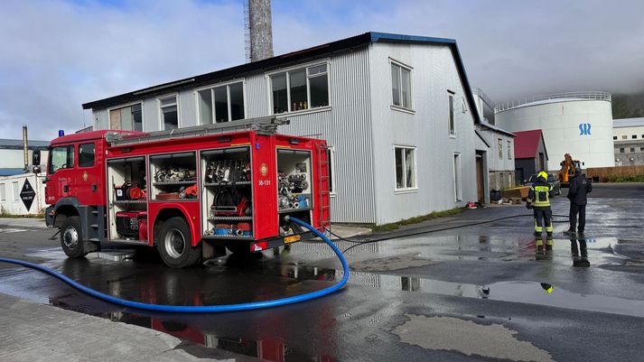 Slökkvilið Fjallabyggðar að verki á Siglufirði í dag.