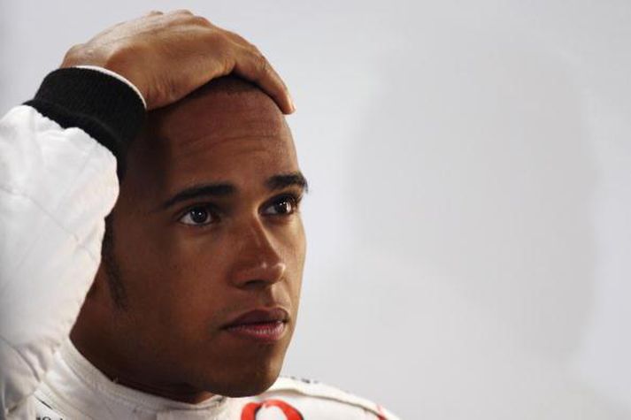 Það hefur gengið á ýmsu hjá Lewis Hamilton þessa mótshelgina og honum verður refsað eftir tímatökuna í nótt.